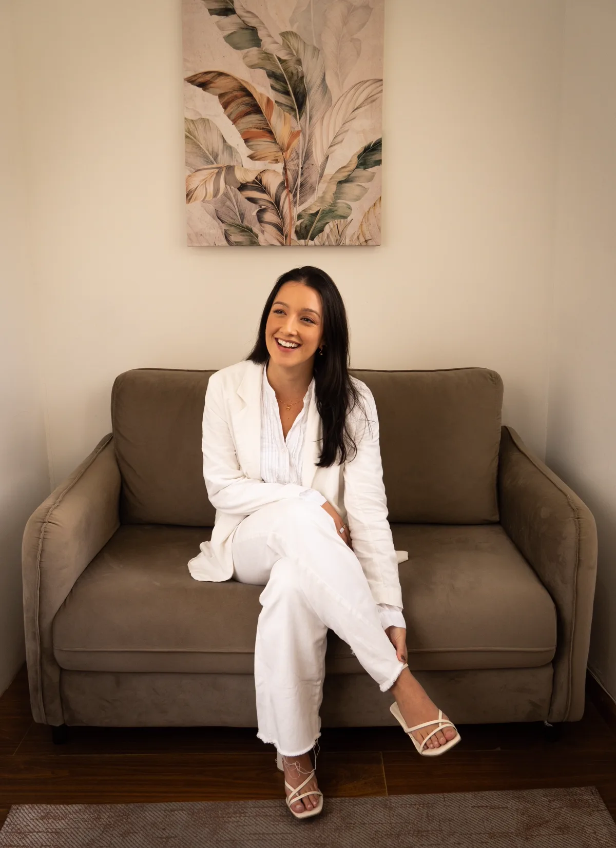 Taiane Oliveira sentada em uma poltrona
